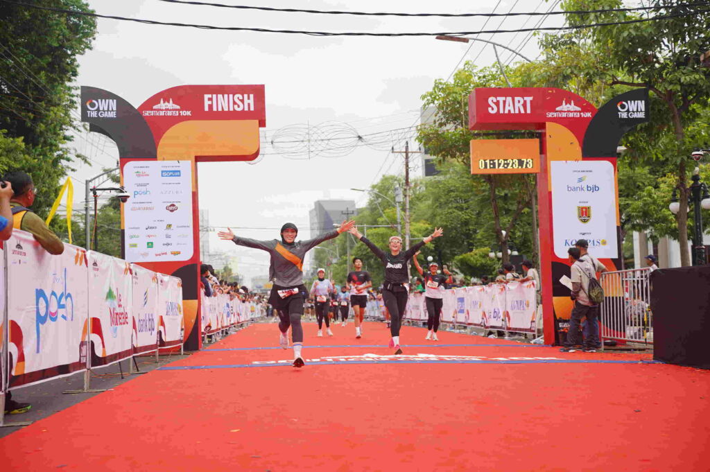Semarang 10k runner finish line by photographer Semarang